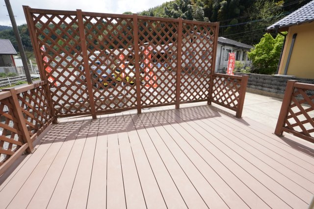 ウッドデッキ付き！とても日当たりがよく日向ぼっこにも最適です♪