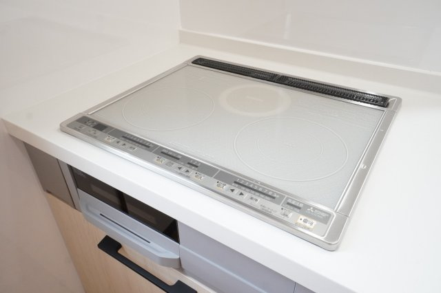 IHコンロは火を使わないので安心です。キッチンパネルは凹凸がなく、お手入れが簡単です。