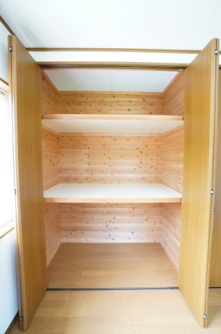 2階6帖洋室収納。収納があることで物が散乱せず、スッキリとした空間を維持できます。