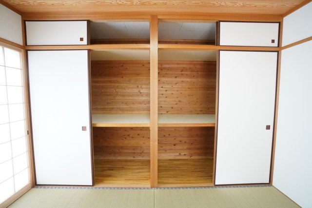 1階6帖和室収納。押し入れタイプは奥行きがあり大きいものから小さいものまでたっぷり収納可能♪