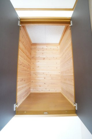 2階6帖洋室収納。収納スペースが床から浮いていて目線の高さにあるのも探しやすくて便利です。