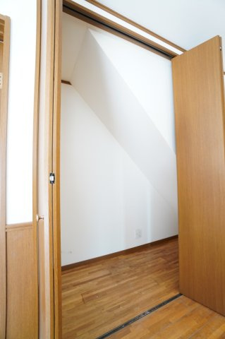 キッチンの横にある階段下を利用した収納スペース。掃除用具の収納に◎ストック収納にも便利ですね♪