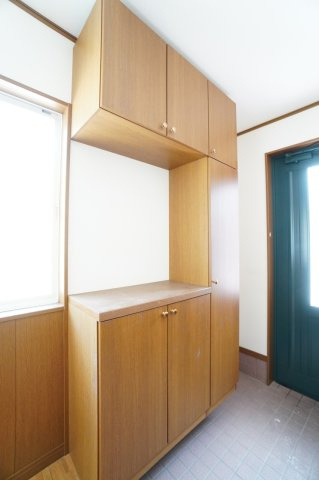 玄関にはシューズボックスがあります！小物も置けるコの字型♪