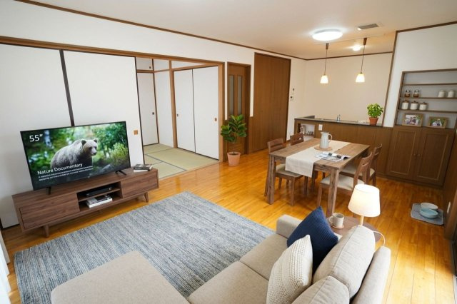 16帖リビング。ダイニングテーブルの他にもテレビ台やソファも置けます！※家具配置イメージ画像です。