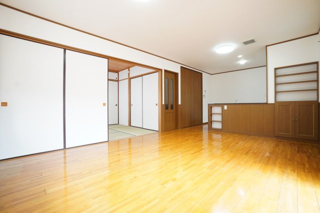 16帖リビング。リビングと隣接した和室があります！クロスの張替済みです。