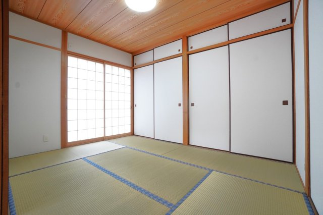 1階6帖和室。畳の表替えを行いました！来客スペース、ちょっとした家事スペースに便利です♪