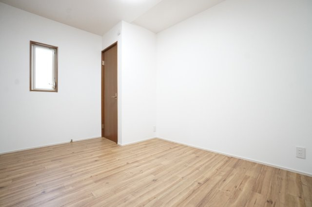 2階5.5帖洋室。クロス・床の張替を行いました。シンプルな間取りで家具配置もしやすい♪