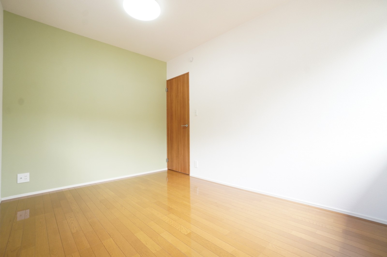 2階6帖洋室。日差しが差し込み明るい♪アクセントクロスでお部屋の雰囲気を変えています♪