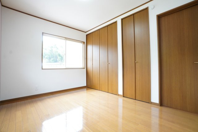 2階6帖洋室。クロスの張替済み。収納スペースがたっぷりあります！