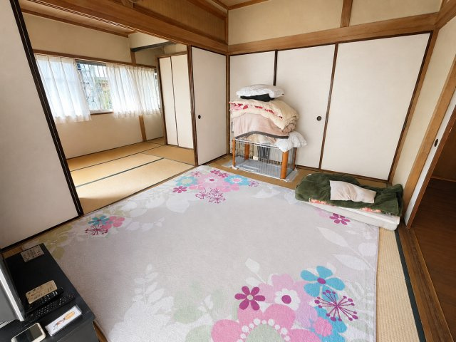 続き間として使える開放感のある1階和室です。畳のやさしい風合いが心地よく寝室や客間、くつろぎスペースとして幅広く活用できます。襖を開ければ隣室と一体利用も可能でゆとりある空間を演出してくれます。　