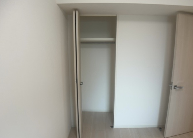デザイン性を重視しすぎて収納が少なかった！なんてことにならないため、事前に現地で収納の数を確認しておくことをお勧めします。クローゼット以外にも床下収納や屋根裏収納、パントリーなどもチェックしましょう。