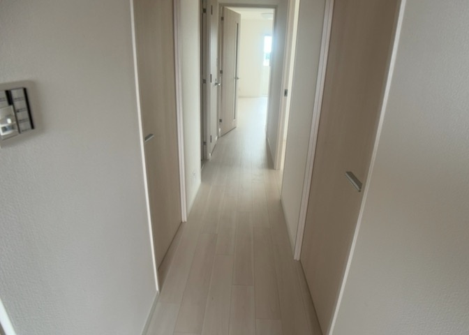 内装はとにかくおしゃれなものがいい！と選ぶ前に、まず住んだ後のことを想像してみましょう。住んでみたらコンセントの位置が悪くて使いにくいなど出てきます。事前にどの家電をどこに置くか想定しておきましょう。