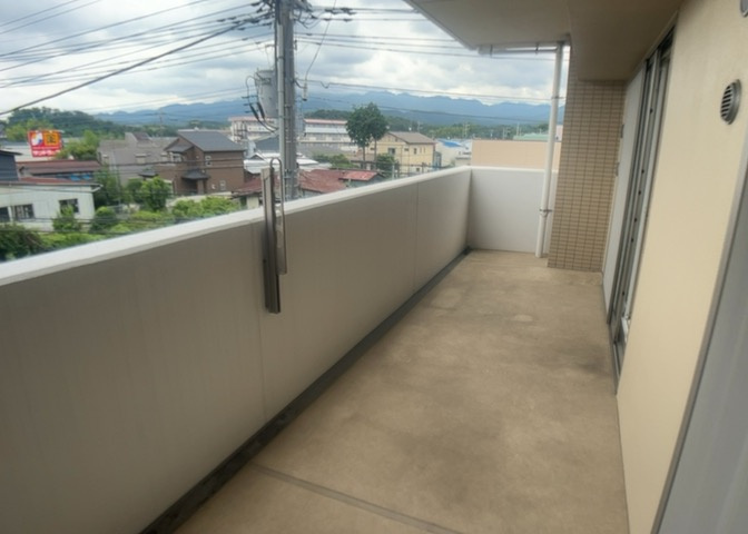 バルコニーは、室外の専用スペースのうち、「屋根がなく開放された空間」であるものを指します。ベランダより広いタイプのものが多く、日当たりもよいため家庭菜園などを楽しみたい人にとって適した環境となります。