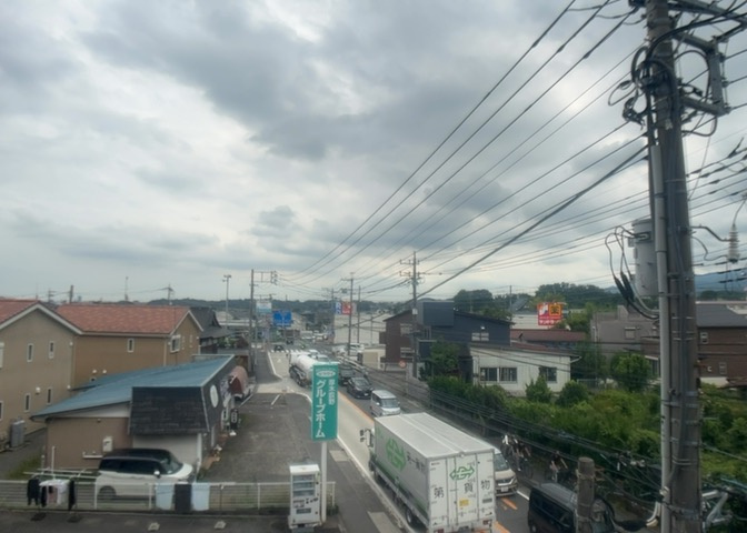 眺望の良さを楽しめるダイニングキッチンで家族団らんの時間を過ごしてはいかがでしょうか。バルコニーから見える景色を家族で眺める時間は、時間が経つのを忘れてしまいそうですね。是非、現地を見に行きましょう！