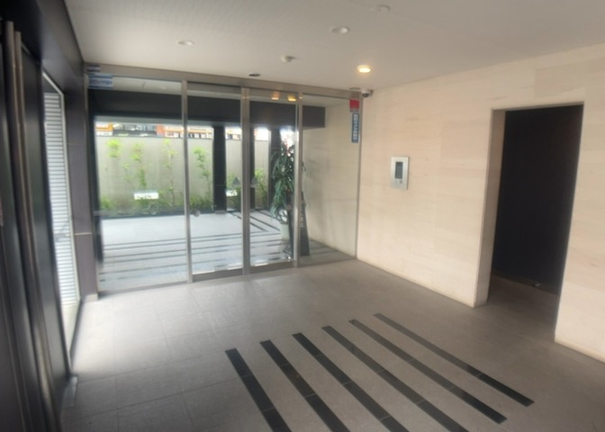 マンションのエントランスには、もともと風よけや防犯の役割がありますが、マンションによって宅配ボックスなどの設備が備わっている所もあります。日々の生活をイメージしながら生活しやすさをチェックしましょう。