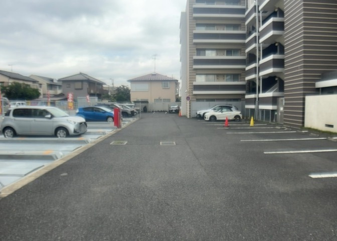 車一台あたりに必要なスペースは、標準サイズの普通自動車で横幅2m50cm、長さ5mは必要になります。ただし、乗降のことも考慮して横幅3m30cm、長さ5m50cmほどは確保できるところを選びましょう。