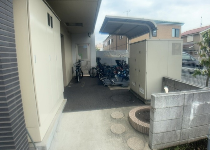 マンションの駐輪場は、事前に空きがあるか確認を取ると安心です。せっかく入居したのに駐輪スペースがない！なんてことになったら大変ですよね。そこで、内見時や購入前にはまず事前に確認しておくと良いでしょう。