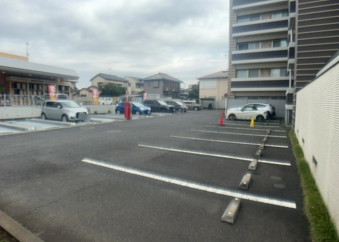 駐車場と明記されていても、最小スペースでつくられた駐車場だと大型車は駐車できなかったり、出入りしにくくなったりする可能性があります。お車のサイズと購入したい物件の駐車場のサイズを現地で確認しましょう。