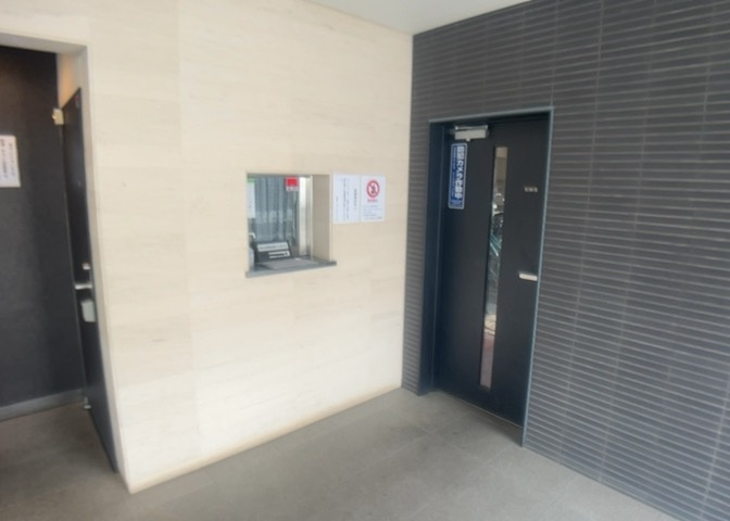 受付はマンションコンシェルジュがいる場合もあれば、管理人が滞在する小部屋を総称して呼ぶことがあります。主にエントランスに設置されていることから、防犯面でも期待ができます。防犯設備がない場合はより安心！