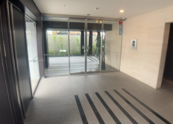 ラウンジは、マンションの共用スペースに椅子やテーブルなどを配置した利用者が寛げる空間です。屋内型ラウンジと屋外型ラウンジがあります。共用部分の管理状況と合わせて、詳細については現地でご確認ください。