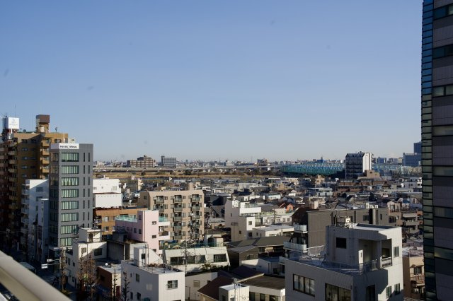 バルコニーから広がる、静寂と躍動が共存する都市の景観。夜には街の灯りが美しく輝き、昼間とは一味違うロマンチックな表情を楽しめます。季節や時間の移ろいを五感で感じられる、飽きのこない眺望が広がります。