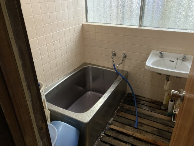 浴室には窓が付いておりますので換気も問題ありません。