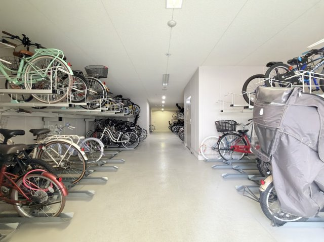 屋内に設けられた駐輪場。雨や風の影響を受けにくく、大切な自転車を保管できます。