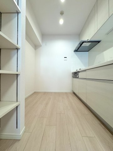 キッチン幅　作業スペースがしっかり確保されたシステムキッチン。料理に集中しやすく、毎日のお料理タイムが快適になります。