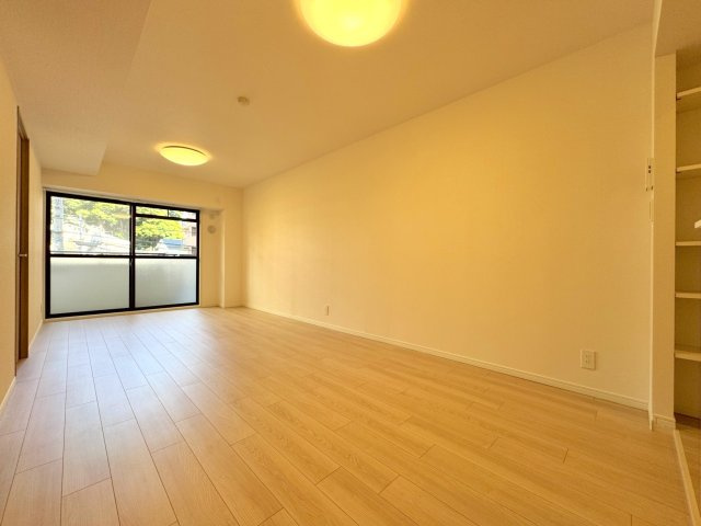 リビング　風通しが良く明るいリビング空間。家族みんながゆったり寛げる、心地よい住まいを実現します。