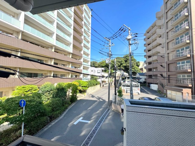 眺望　窓外に広がる開放的な眺望。心地よい風と陽光を感じながら、のびのびとした日常を過ごせます。