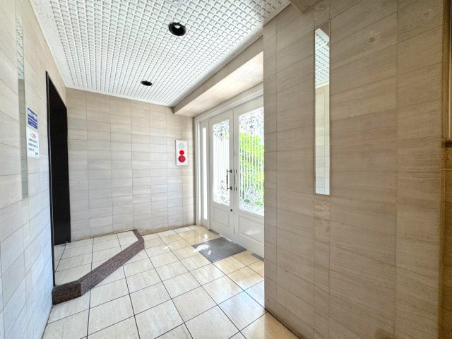 エントランスホール　綺麗に管理されたエントランスホール。住まう人や訪れる人を温かく迎え入れます。