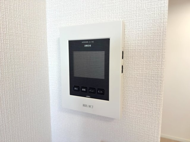 TVモニター付きインターホン　来訪者の顔を確認してから対応できるTVモニター付きインターホン。お子様のお留守番時や一人暮らしでも安心です。