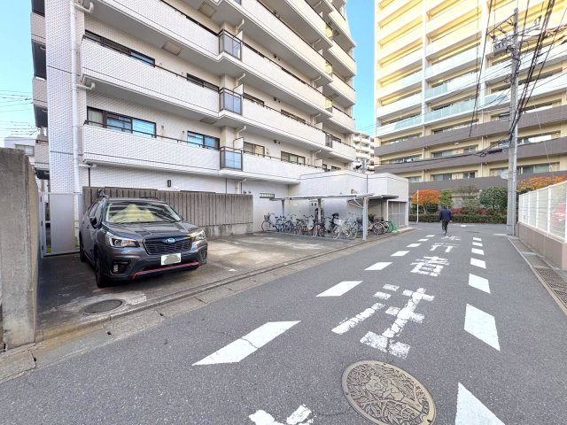 駐車場　敷地内駐車場スペース。愛車の保管や出し入れもしやすく、マイカーをお持ちの方も安心です。