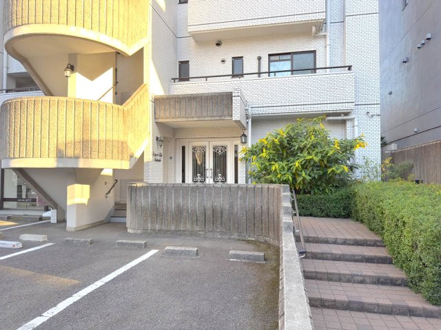 エントランスの入り口　防犯性やデザイン性に配慮されたエントランスアプローチ。日々の出入りも快適です。
