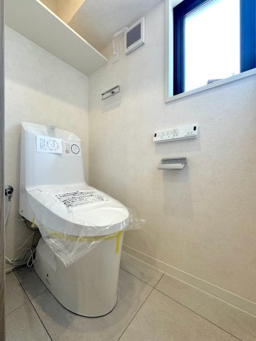 トイレ新規交換　温水洗浄便座一体型トイレへ新調され、清潔で快適。小窓が付いているため自然換気ができ、いつでも爽やかな空間を保てます。クッション性の高いフロアタイル床でお手入れがしやすいのも魅力です。