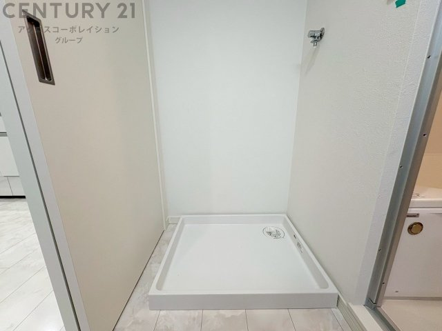 洗濯物の仕分け作業がしやすく、整理整頓が容易になります。洗濯音や湿気を他の部屋に持ち込まず、生活環境を快適に保ちます。上部を活用すれば収納スペースを確保でき洗剤や洗濯用品の整理もしやすくなります。