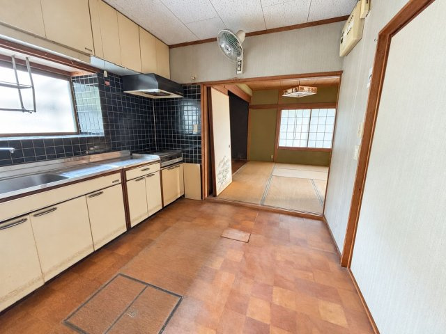 キッチンから和室へ移動できるスムーズな家事動線
