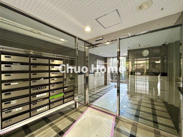 【宅配ボックス】在宅時・不在時に関わらず、居住者の代わりに非対面で宅配物を受け取ってくれる便利な設備です。わかりやすくご説明致しますので見学時にはお部屋だけではなく共用部分もぜひチェックしてください。
