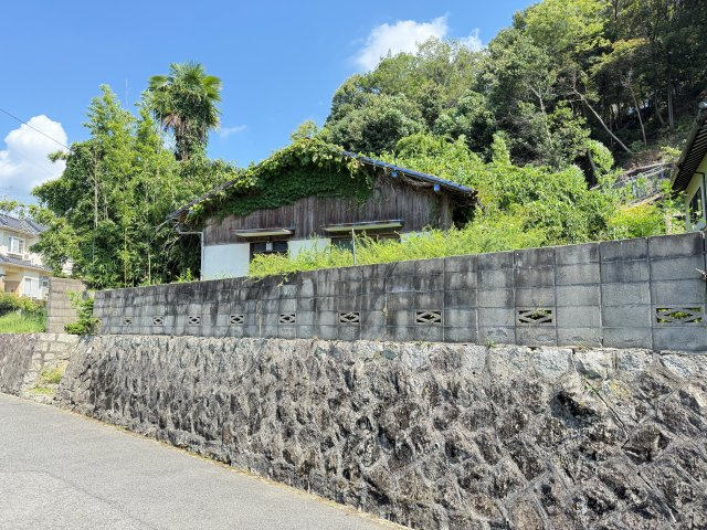 間口が広いため、開放感ある住まいづくりが可能です。駐車場を複数台設けたり、庭を広く確保したりと、多彩なプランに対応できます。103坪超の敷地ならではのゆとりを感じられる環境はいかがでしょうか。