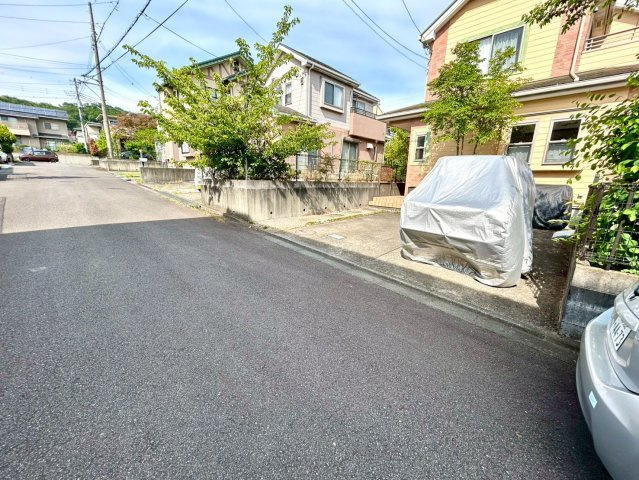 南側道路の場合は長い時間光を入れ込むことができるため、庭やリビングを道路側に持ってくることが多く土地価格も高い傾向にあります。一方北側道路だとリビングや庭が南側になりプライバシーを守ることができます。