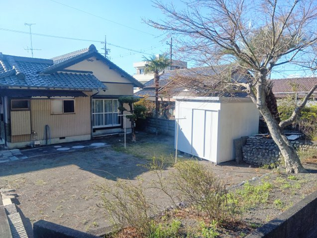 庭には物置もあり収納量は豊富です！