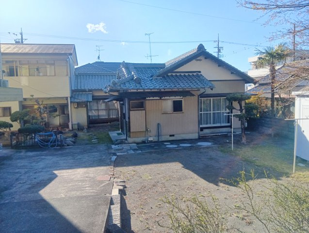敷地のスペースが広く、駐車場の他、あらゆる用途に使うこともできます！