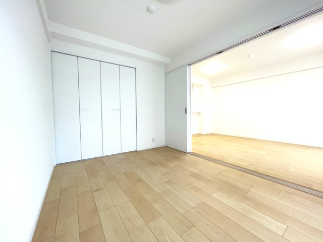 大切なお子さまを見守りやすい引き戸の洋室は、子ども部屋としても。　