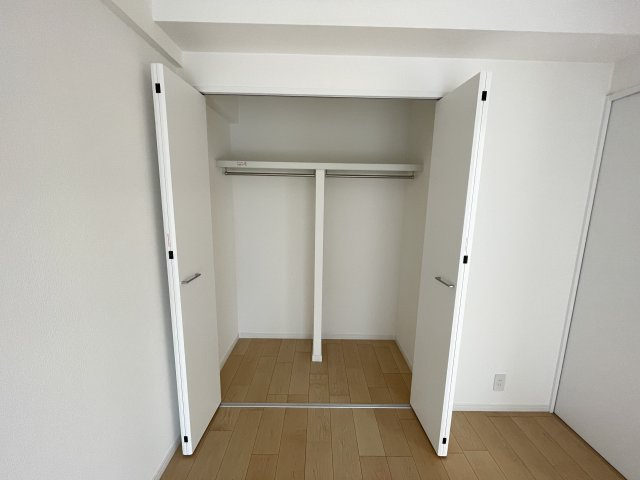 仕切りのあるクローゼットは、収納棚を追加しなくても、綺麗に整理整頓出来ます。　　