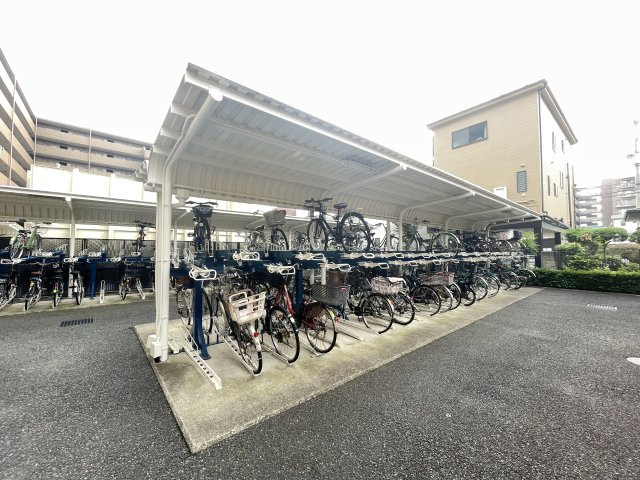 屋根付きの駐輪場で、サビや汚れの心配も不要。　