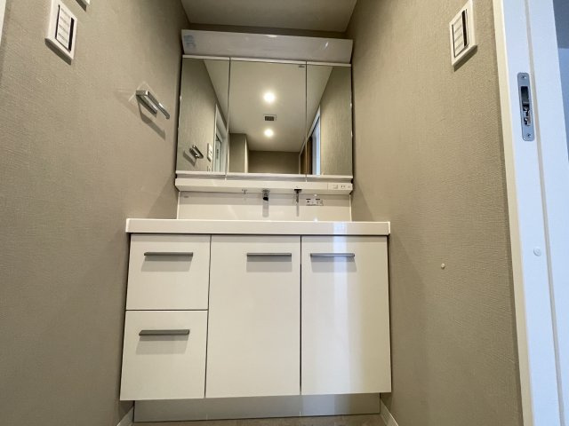 明るい洗面台で、毎朝の準備も気分が上がりそう。　　