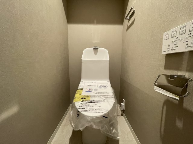 温水洗浄便座付きの清潔感あるトイレは、落ち着いた空間に。　