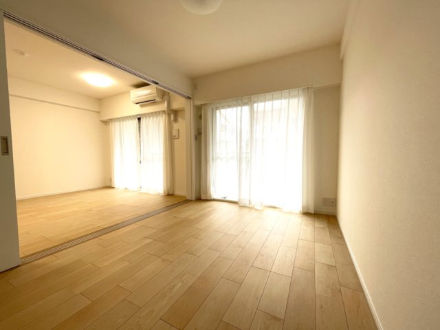 大切なお子さまを見守りやすい引き戸の洋室は、子ども部屋としても。　