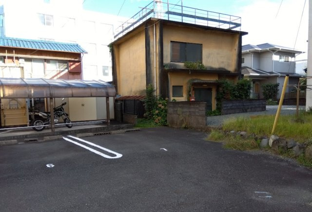 現状接道がありません。再建築不可となります。