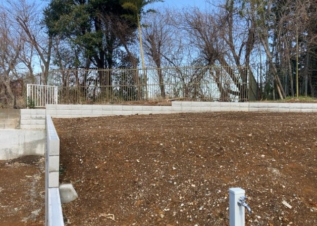 土地の形が極端に長細かったり、狭小地、あるいは道路との高低差がある傾斜地だった場合、後々売ろうとしても買い手がつかない場合もあります。後々、売却することになった時に価値の下がらない土地を選びましょう。